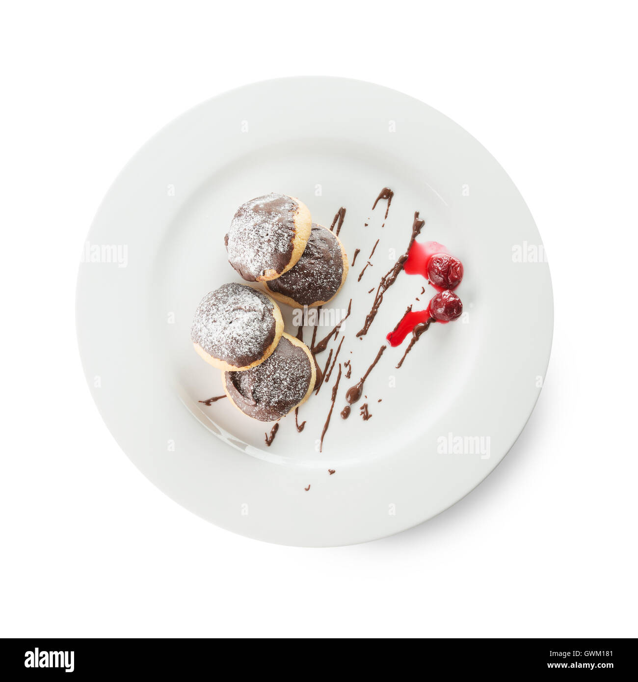 Brötchen mit Schokoladenglasur auf weißen Teller. Stockfoto