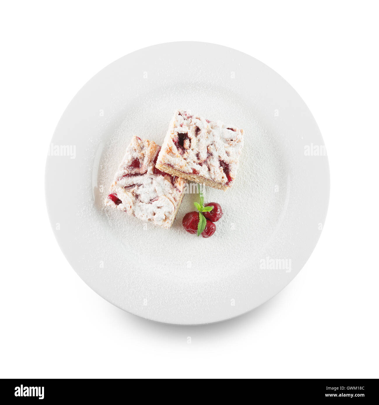 geriebener Torte auf einem weißen Teller mit Himbeeren. Stockfoto