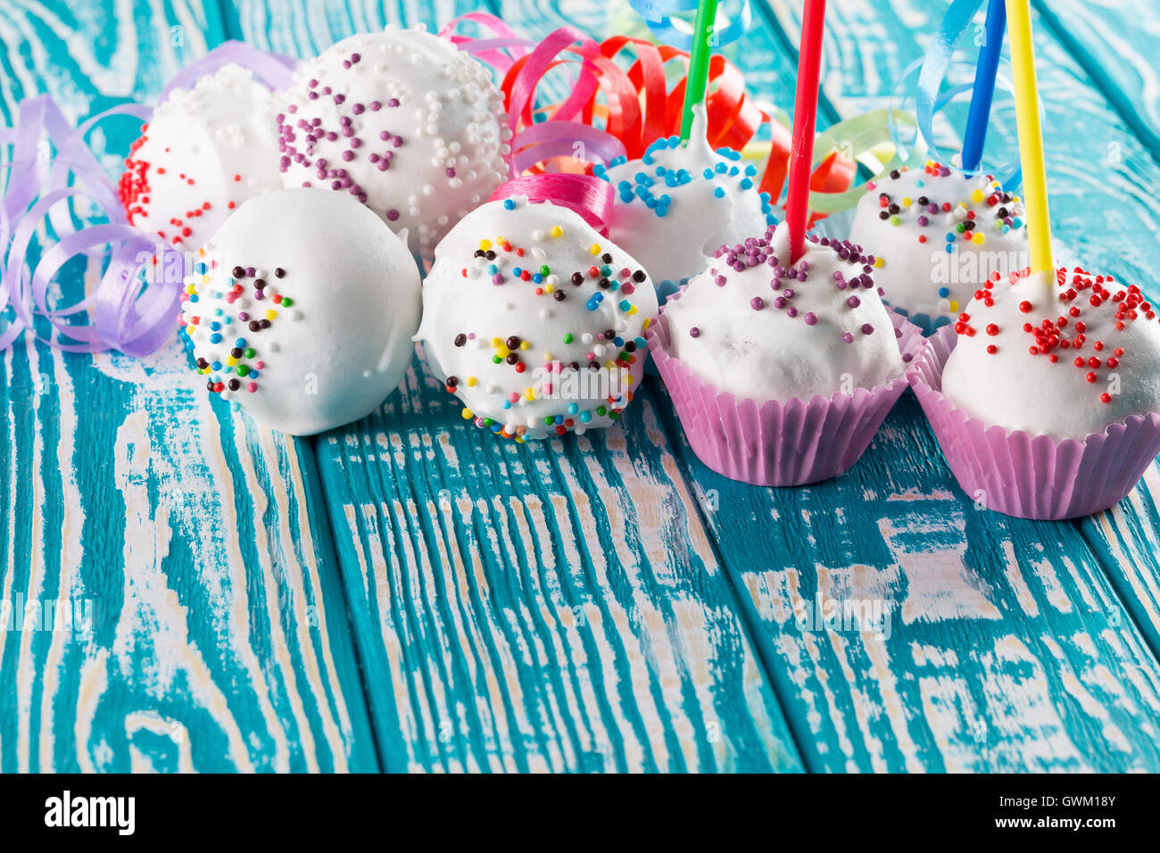 Bonbons auf blauem Hintergrund aus Holz. Stockfoto