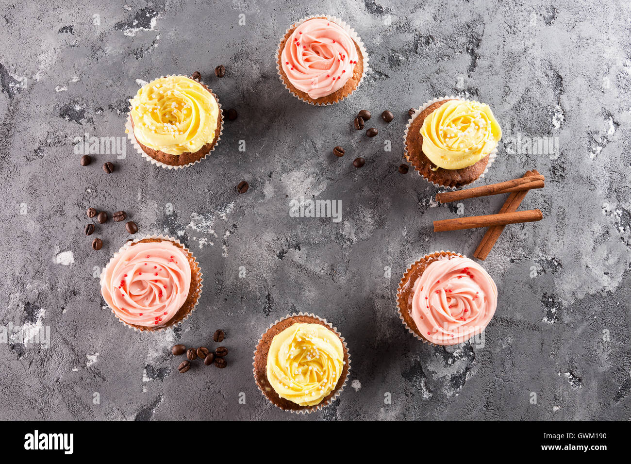 Cupcakes mit Cream auf grauem Stein Hintergrund. Stockfoto