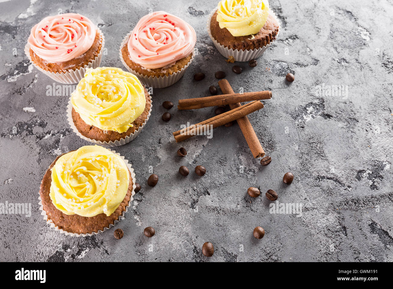 Cupcakes mit Cream auf grauem Stein Hintergrund. Stockfoto