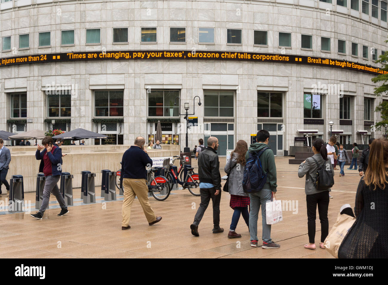 Eine EU Steuer Zahlung Überschrift auf der Seite der Thompson Reuters Gebäude in Canary Wharf, London Stockfoto