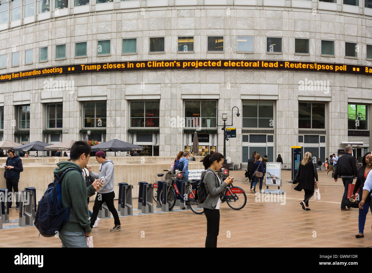 Eine amerikanische Politik Überschrift auf der Seite der Thompson Reuters Gebäude in Canary Wharf, London Stockfoto