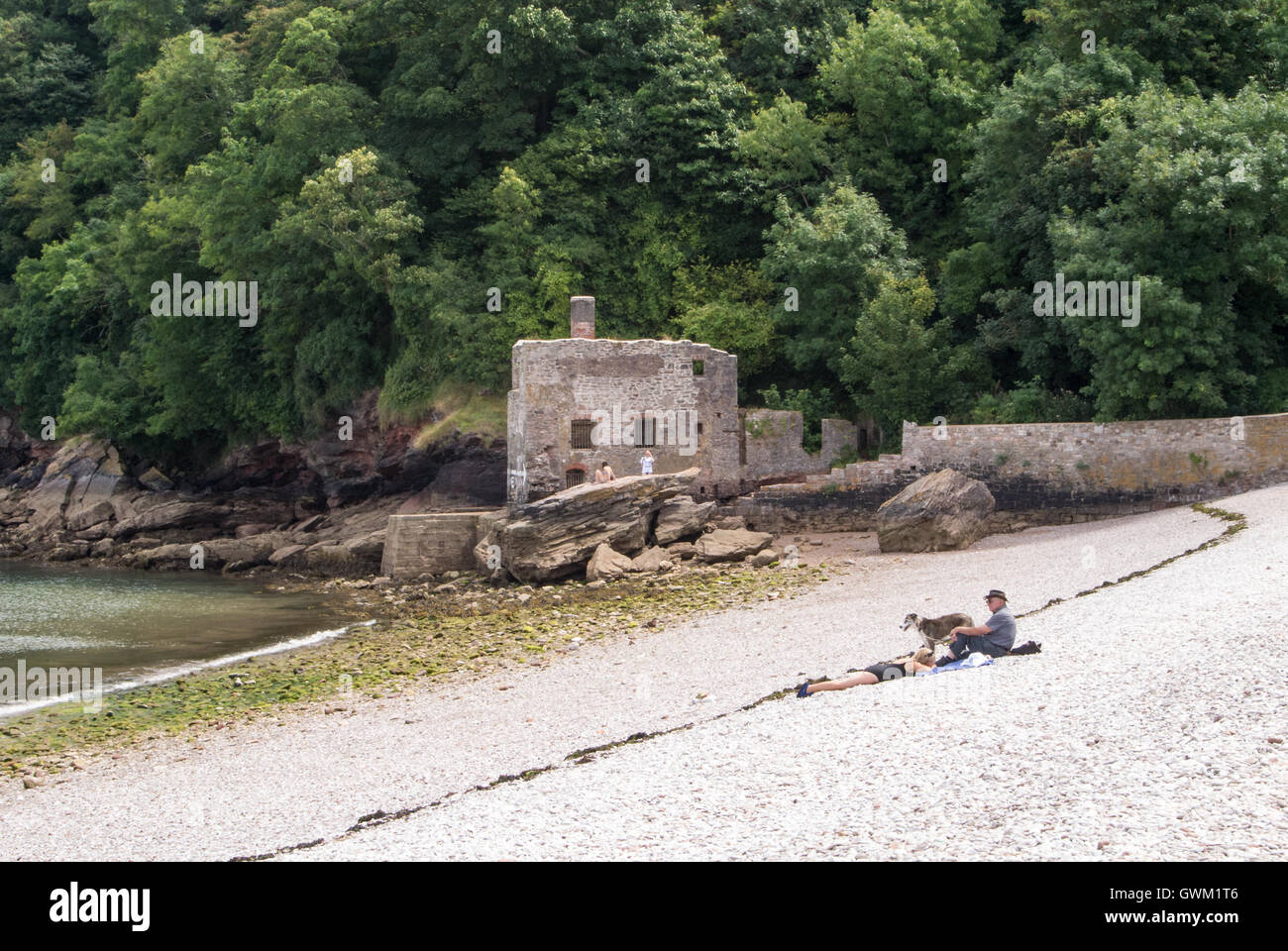 Menschen entspannen Sie in der Elberry Bucht neben Lord Churston Badehaus Stockfoto