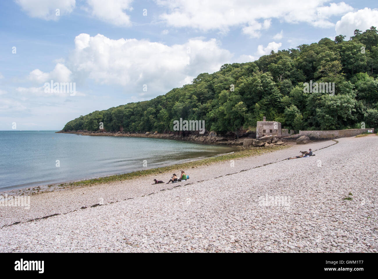 Ein Sommertag am Elberry Cove mit Lord Churston Badehaus im Hintergrund Stockfoto