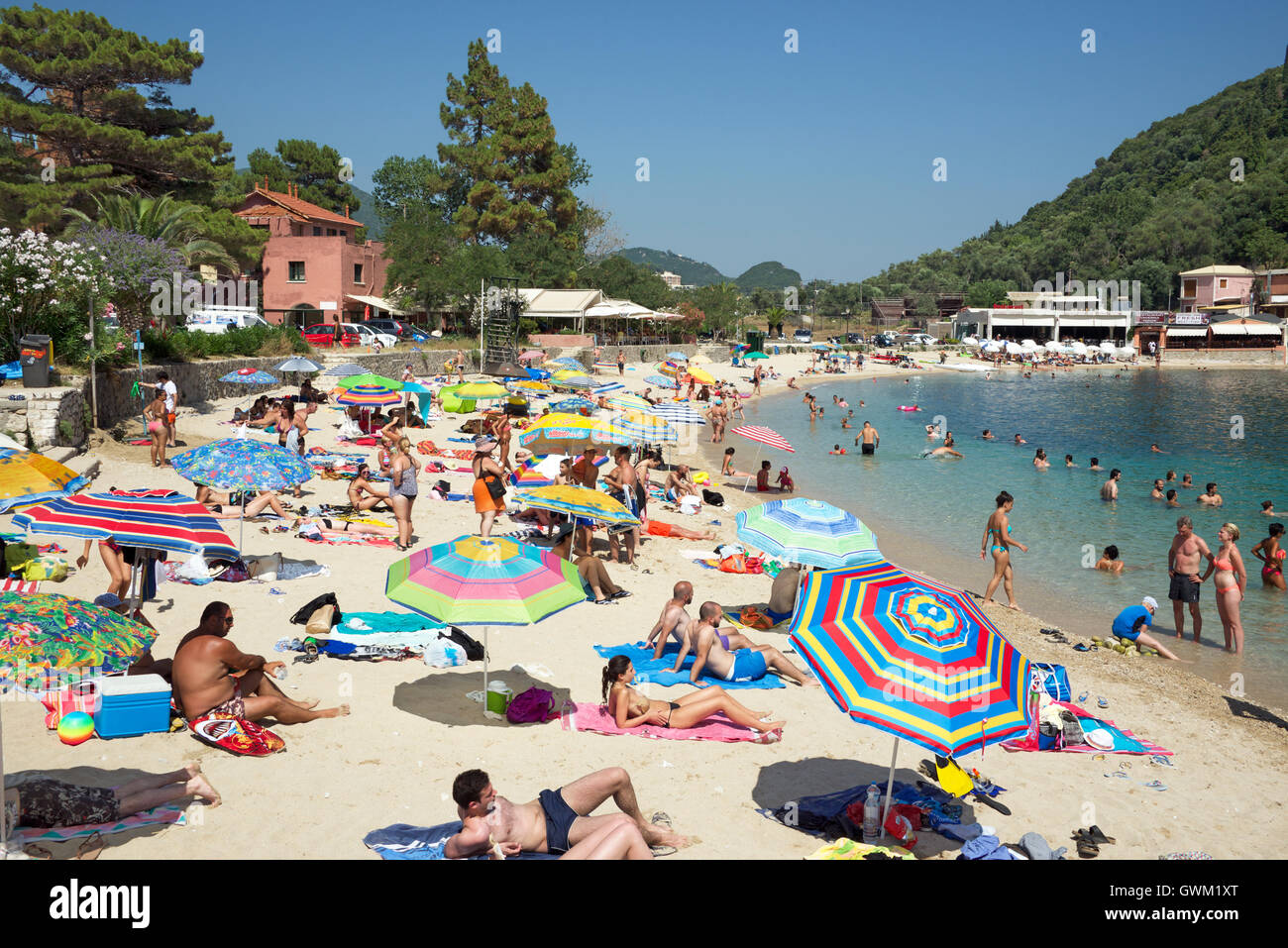 Überfüllten Strand Palaiokastritsa North West Korfu Ionische Inseln Griechenland Stockfoto