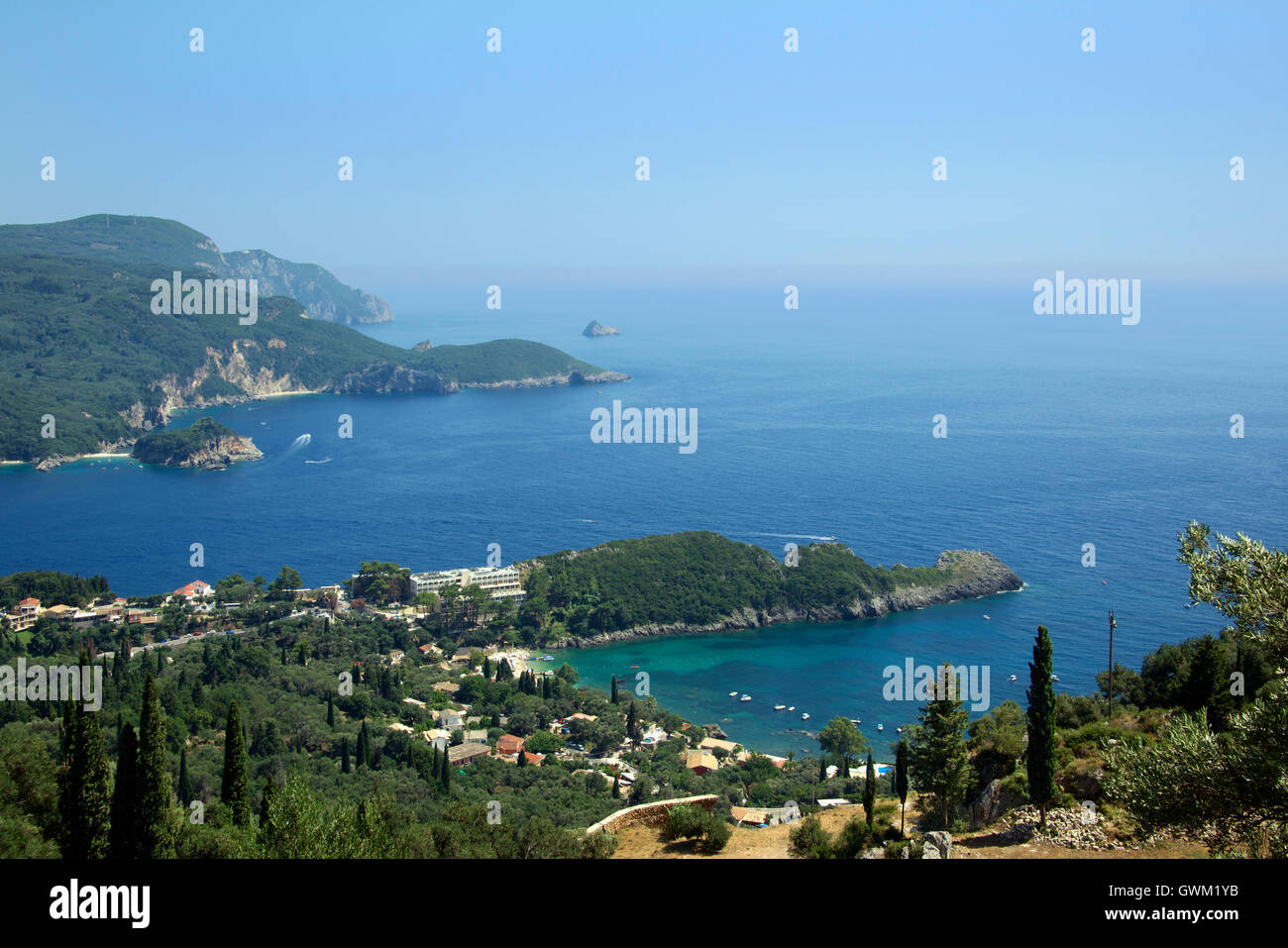 Panoramablick auf drei Buchten Palaiokastritsa North West Korfu Ionische Inseln Griechenland Stockfoto