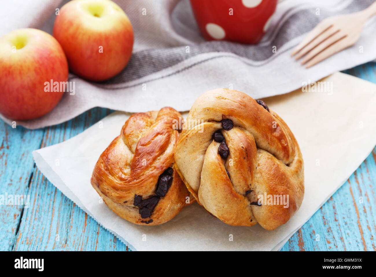 Frühstück mit Brot, Apfel und Kaffee Becher Stockfoto