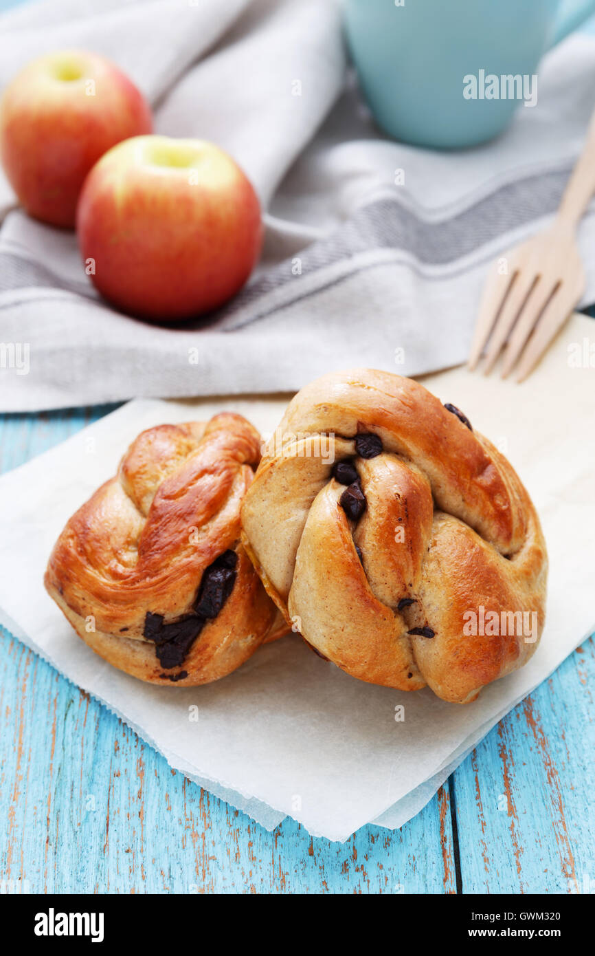 Frühstück mit Brot, Apfel und Kaffee Becher Stockfoto