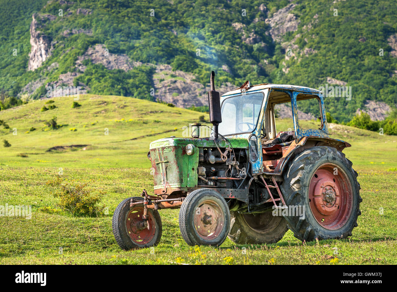 Alter verrosteter Traktor geparkt in der Natur. Stockfoto