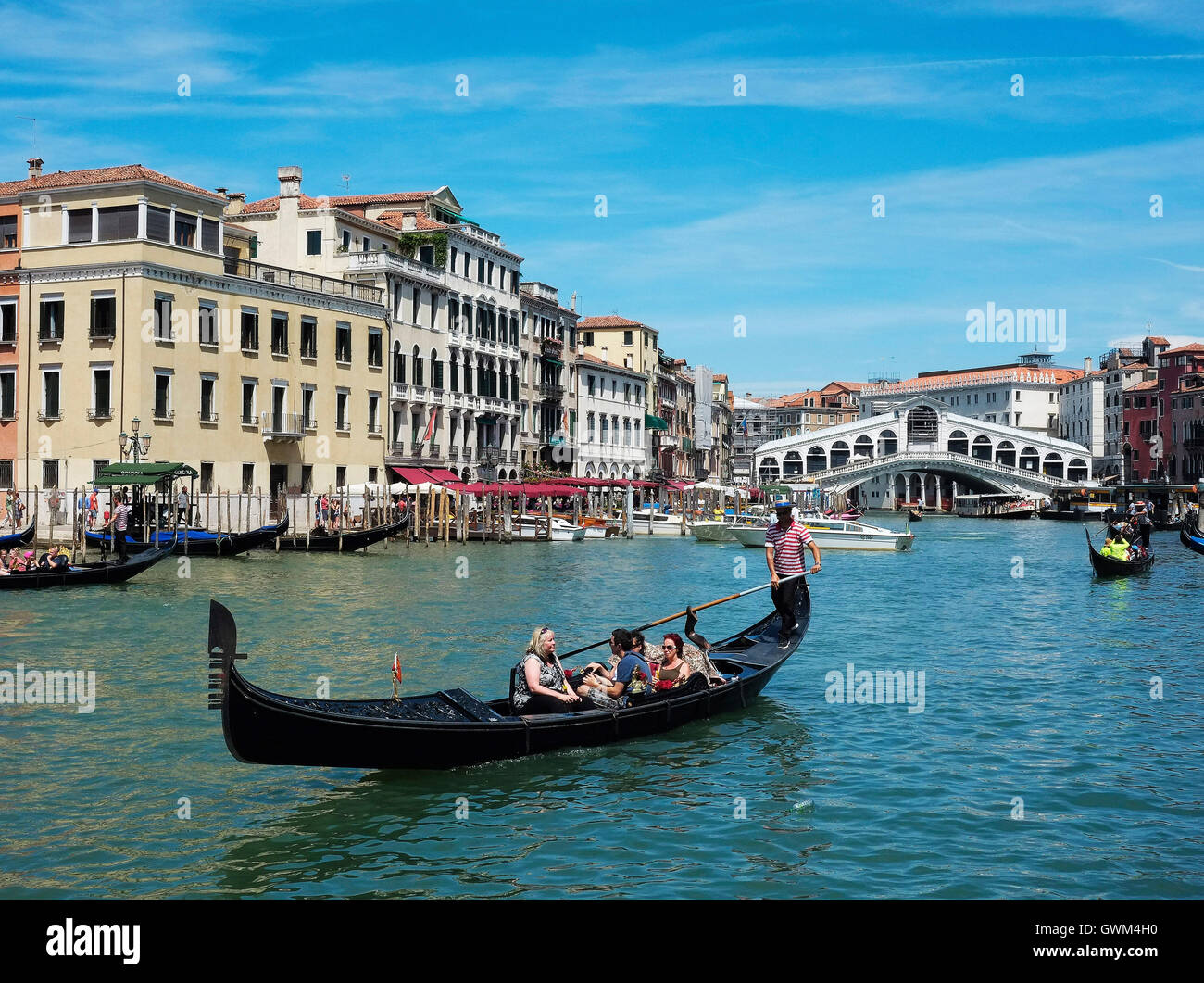 Gondeln auf dem Kanal mit Rialto Brücke im Hintergrund an Venedig, Italien. Stockfoto