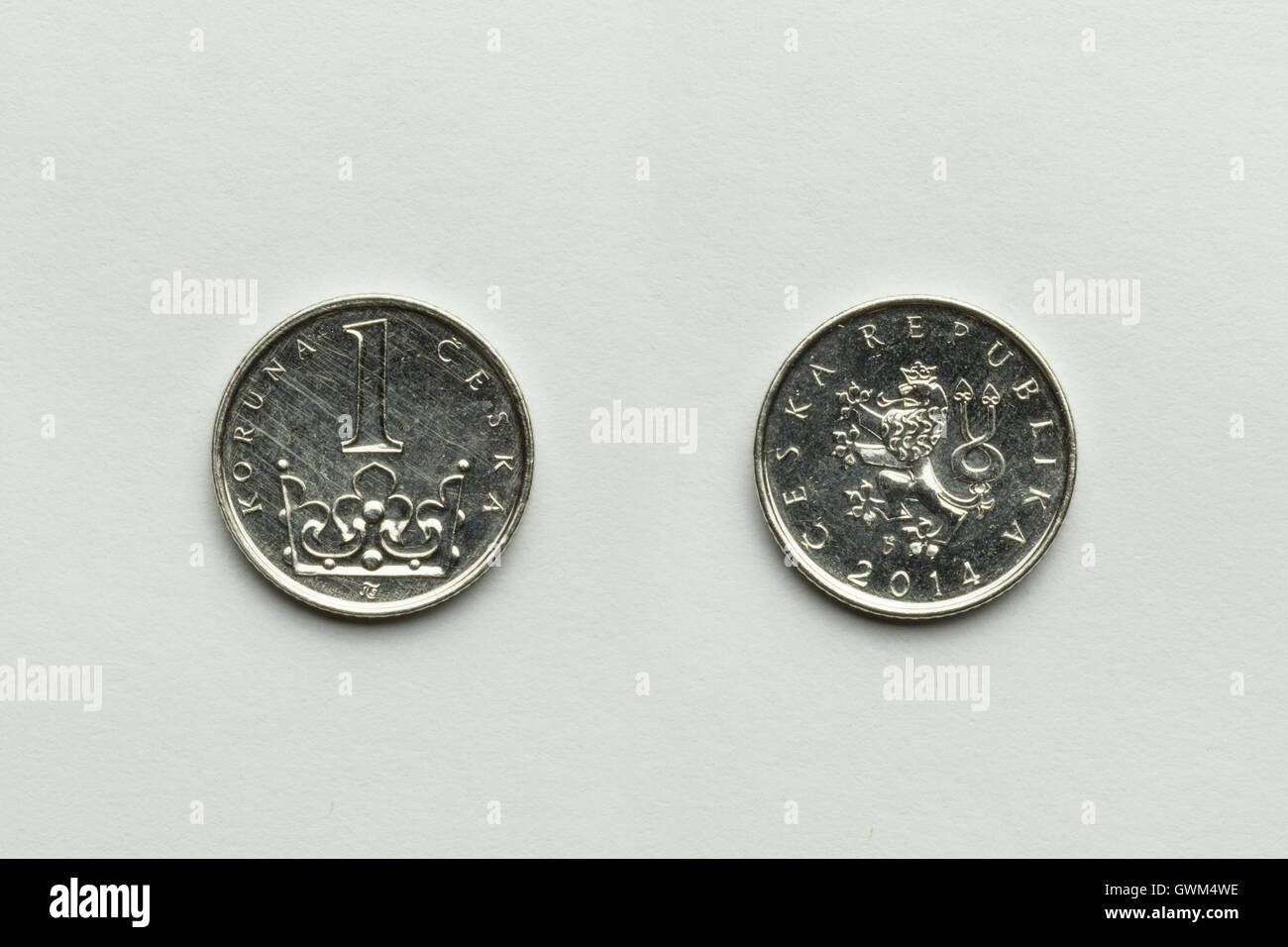 Eine Krone Tschechische Münze. Kopf und Schweif, auf weißem Hintergrund Stockfoto