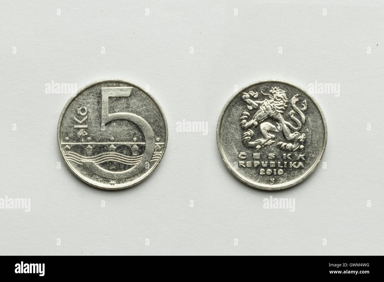 Fife, Tschechische Krone Münze. Kopf und Schweif, auf weißem Hintergrund Stockfoto