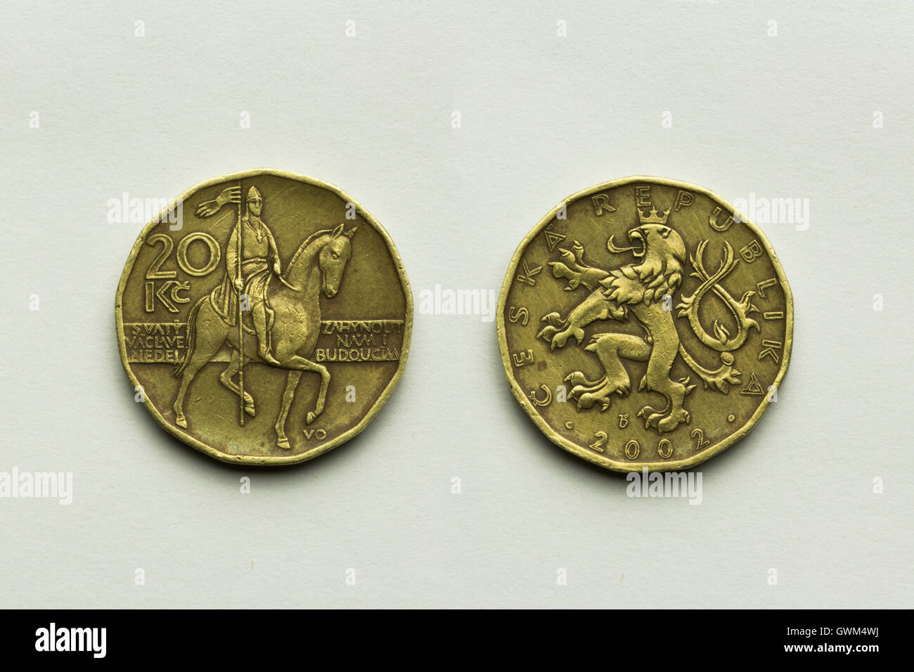 20 Krone Tschechische Münze. Kopf und Schweif, auf weißem Hintergrund Stockfoto