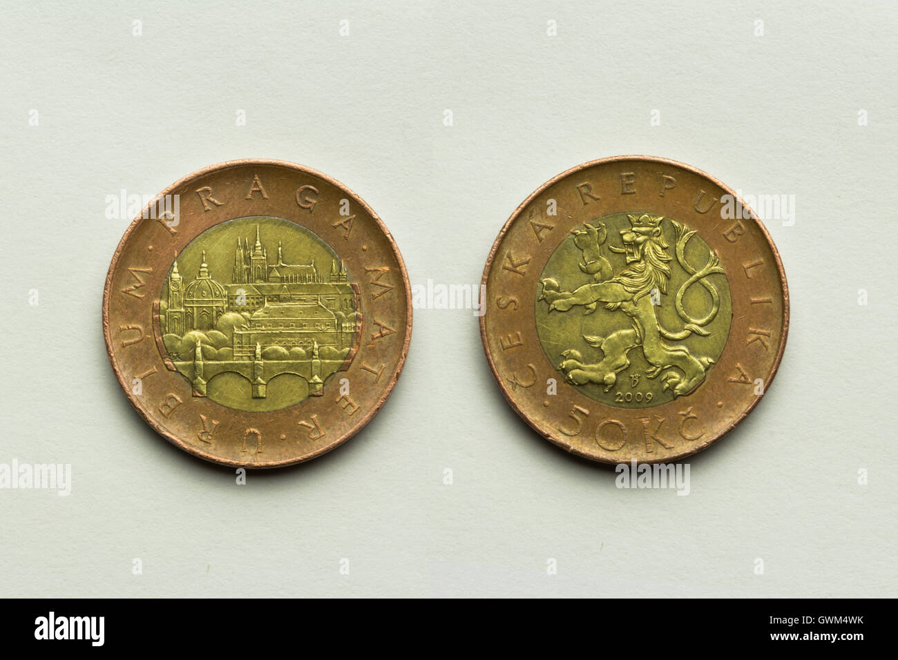 Fünfzig Krone Tschechische Münze. Kopf und Schweif, auf weißem Hintergrund Stockfoto
