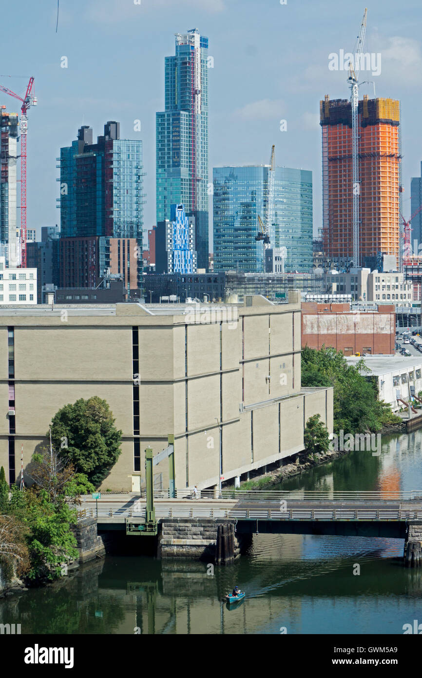 Ein Blick auf die Wolkenkratzer, Bau & eines Kanals in Long Island City, Queens von der Lüge. Der Körper des Wassers ist niederländische tötet. Stockfoto