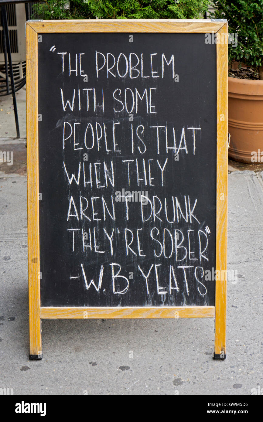 Tafel vor der Swift Hibernian Lounge auf E 4. St. in Greenwich Village in Manhattan mit einem Yates-Zitat über das trinken... Stockfoto