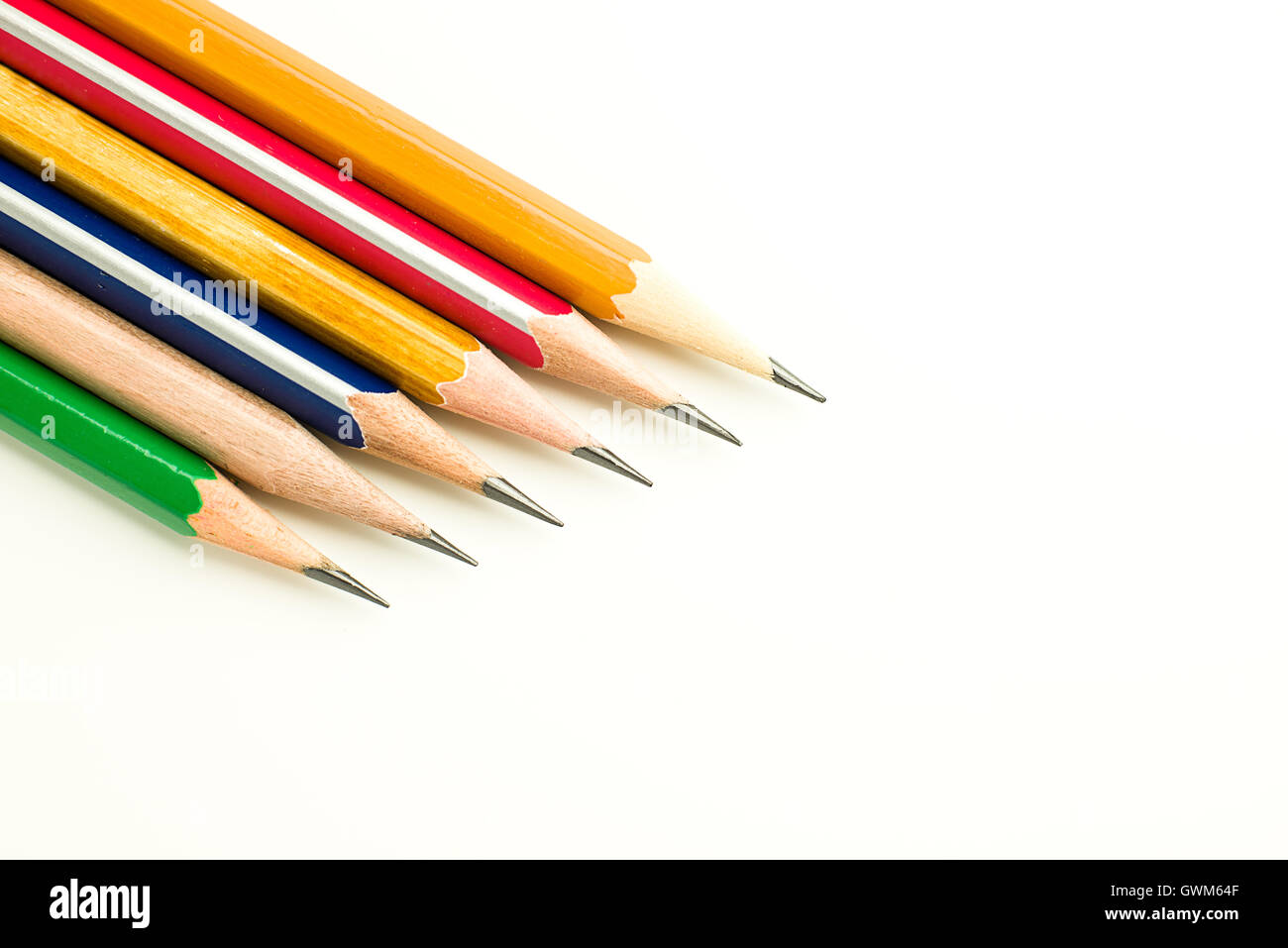Bleistifte in verschiedenen Farben sind auf über weiß. Stockfoto