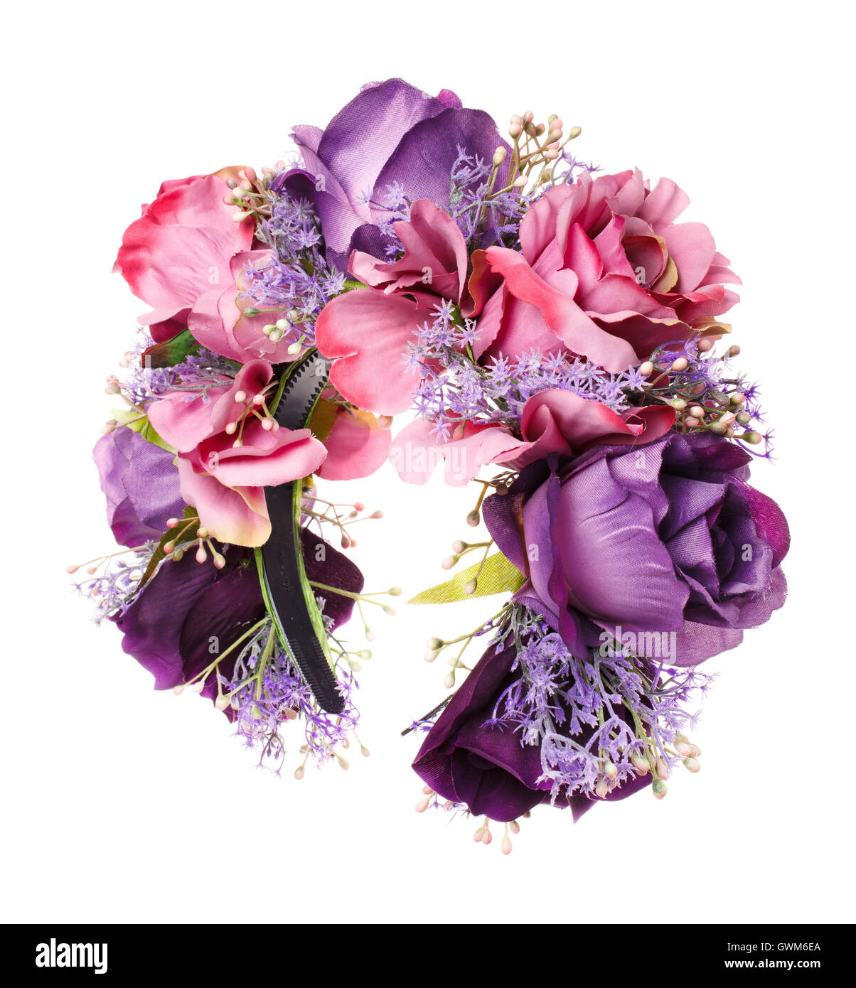 violette Hoop aus Blumen, Haar-Accessoires. Dekoration für den Kopf auf weißem Holz Stockfoto