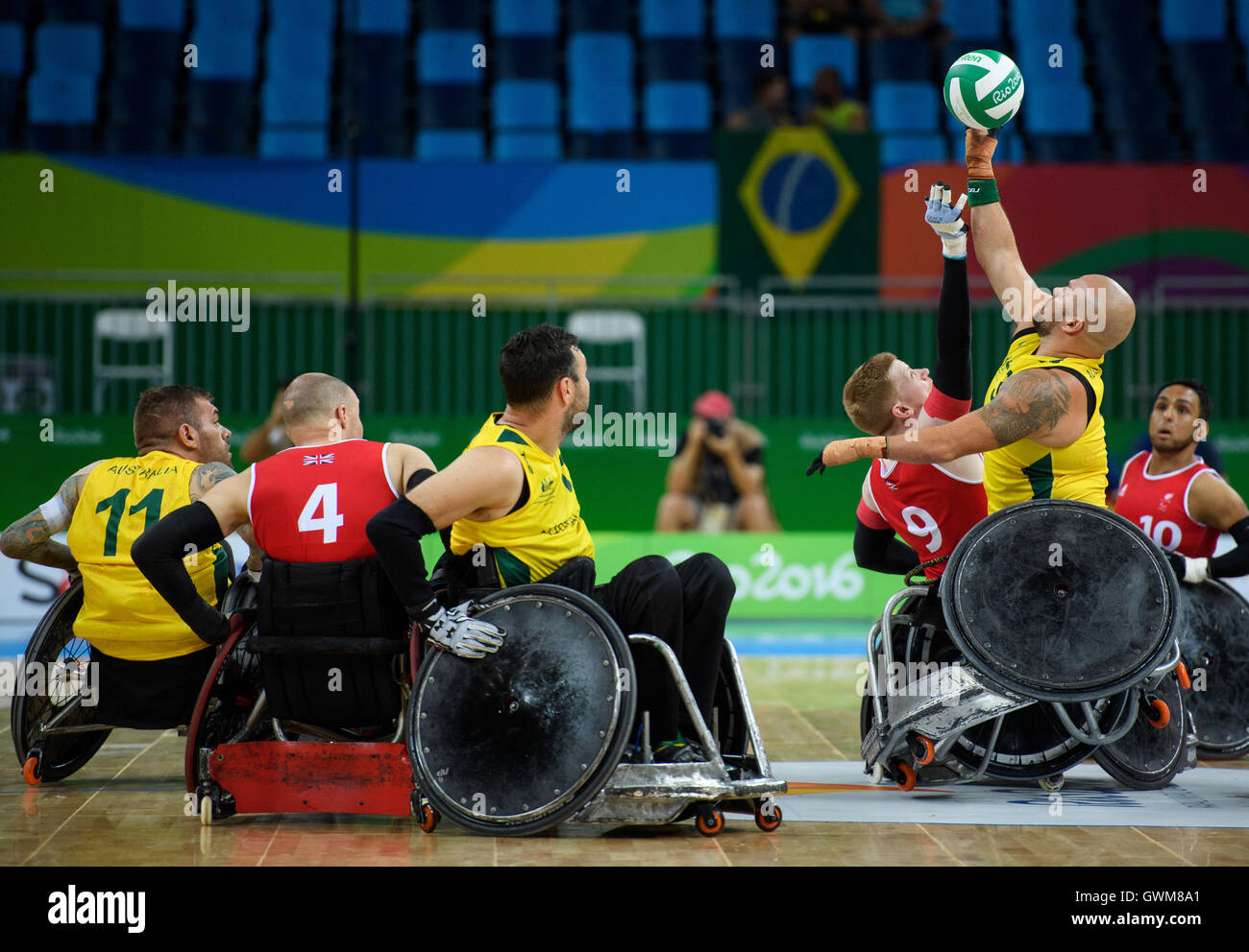 Australiens Nazim Erdem behauptet den Ball in der Luft von den Briten Jim Roberts in der Mixed - Phase-Teich-Gruppe A, Match-01 während des siebten Tages der Rio Paralympischen Spiele 2016 in Rio De Janeiro, Brasilien. Stockfoto