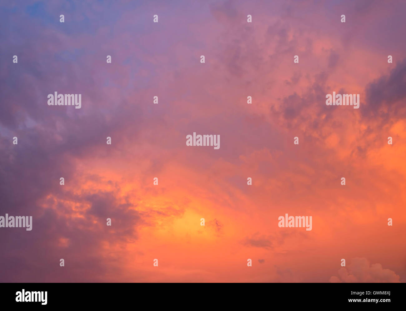 Himmel bei Sonnenuntergang. Schönen Abend Himmel malen. Stockfoto