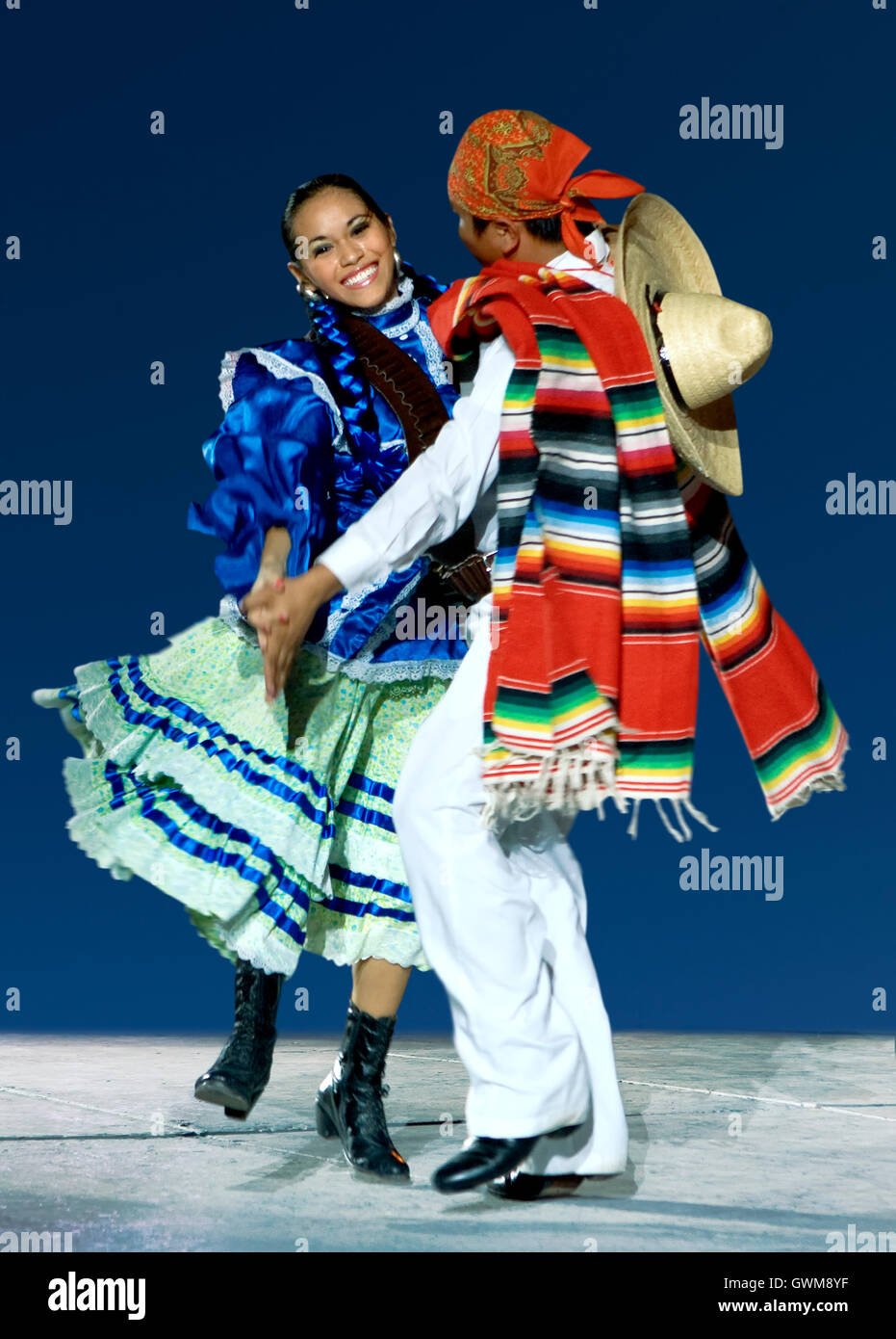 Junge Tänzerin paar in Tracht in Mexiko Stockfoto