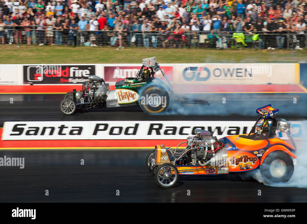 Vintage Kraftstoff verändert Drag Racing in Santa Pod Raceway. Ron Hope in Rattenfalle Beifahrerseite V Nick Davies in Verwüstung jenseits. Stockfoto