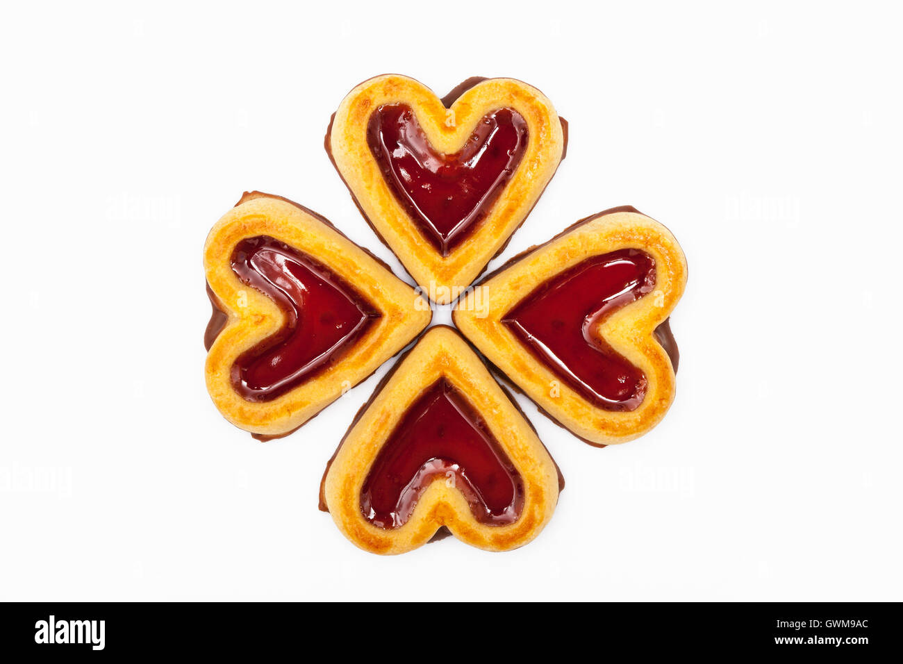 Vier in Herzform Erdbeermarmelade gefüllt Cookies Form einer glücklichen vier Blattform Klee Stockfoto