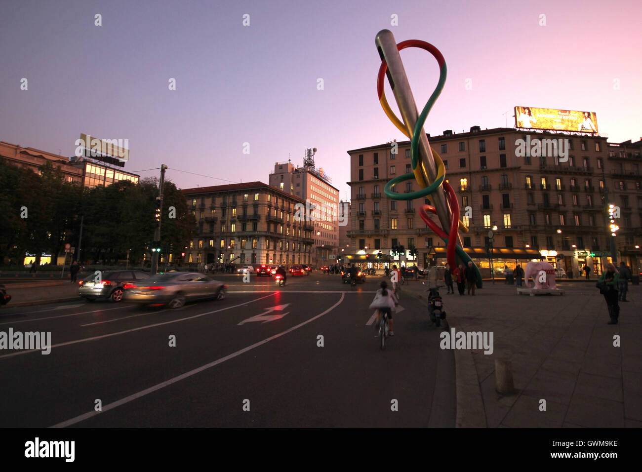 L'Vor e Filo Skulptur aus der Entfernung und der Verkehr in Cadorna Bahnhof bei Nacht, Mailand, Italien Stockfoto