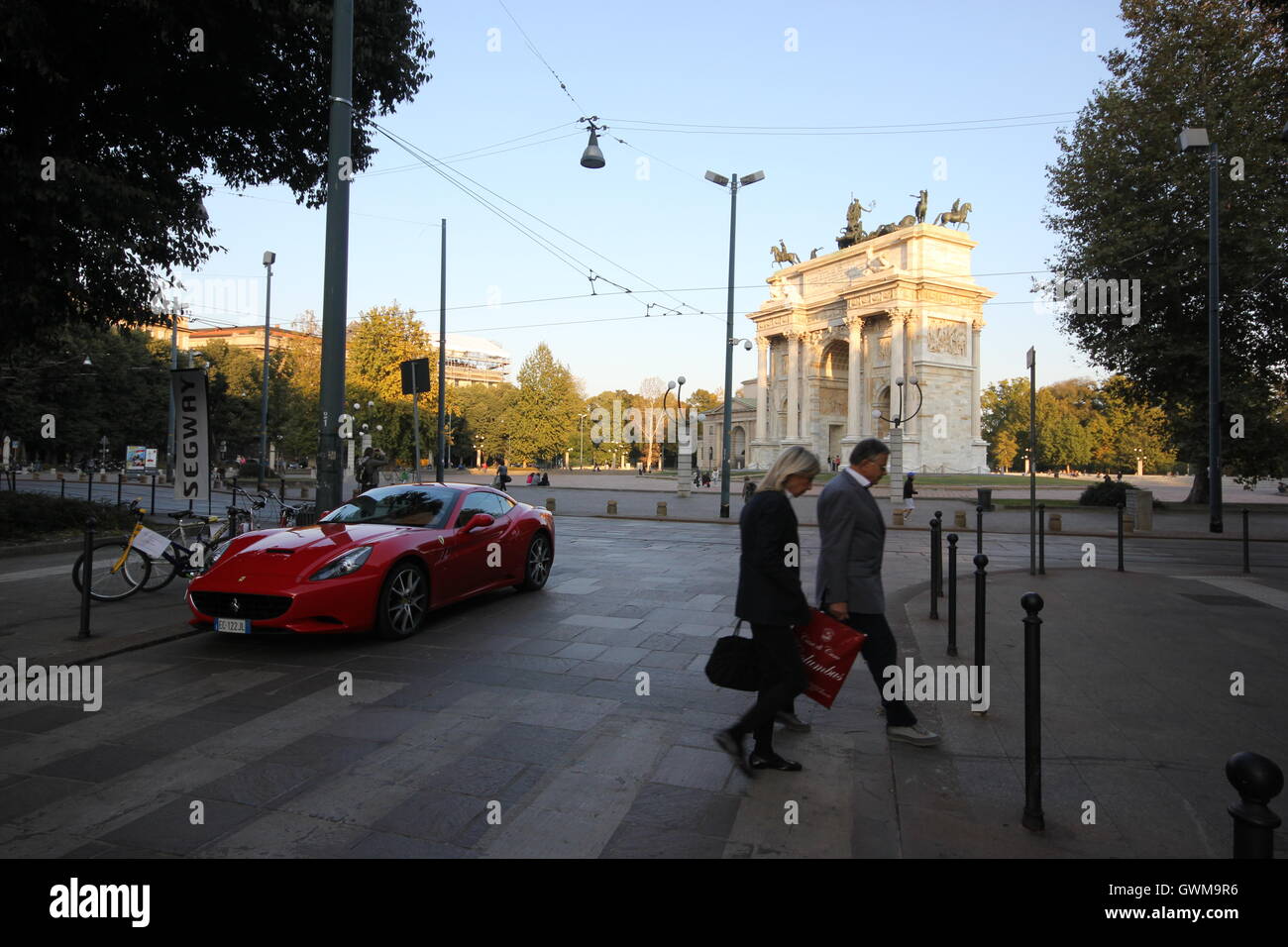 Arco della Pace, Bogen des Friedens, Mailand, Italien, von der Straße mit Fußgänger Straße und Ferrari Auto Stockfoto