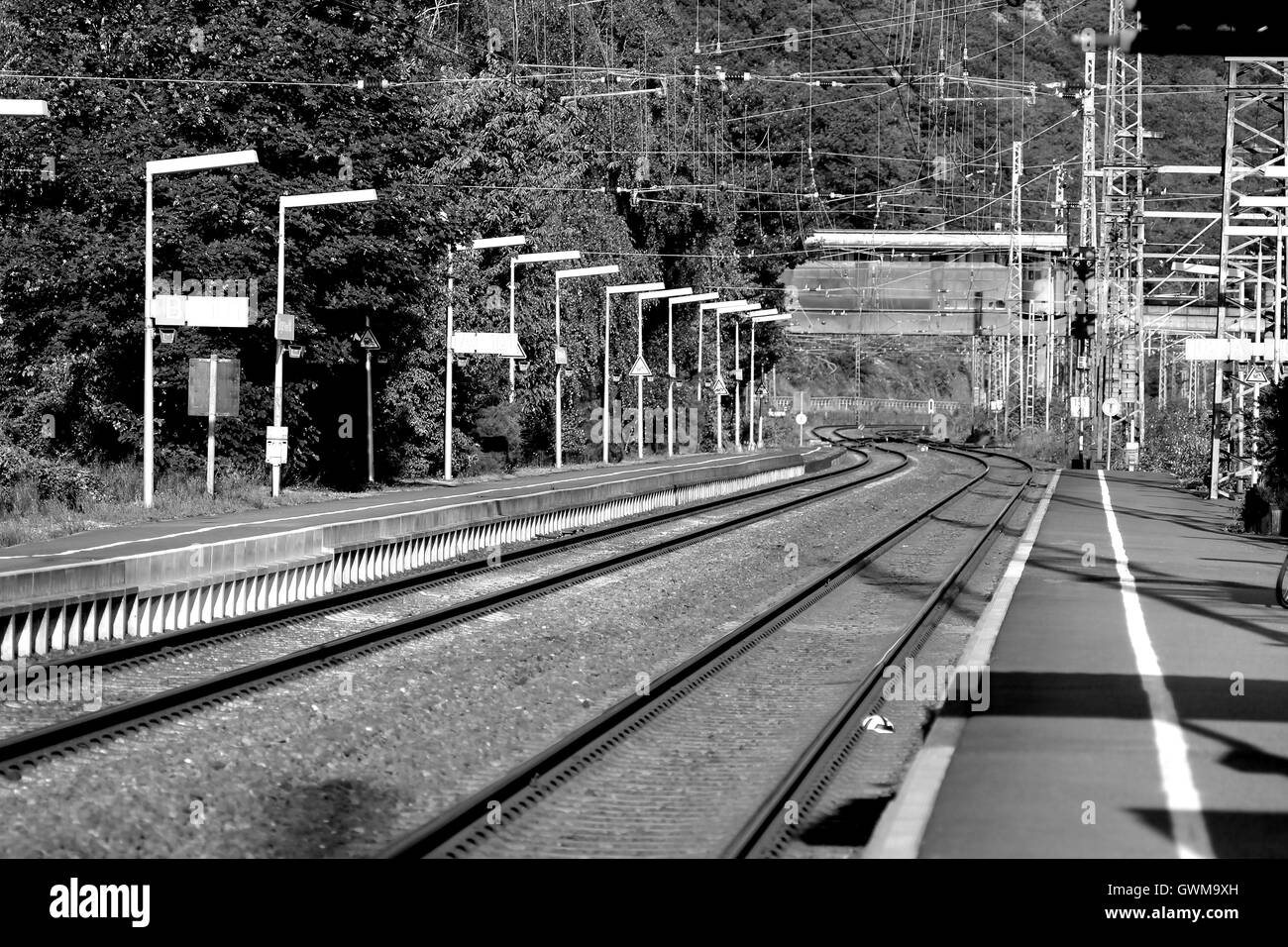 Schwarz / weiß Bild des Bahnhofs in Deutschland. Stockfoto