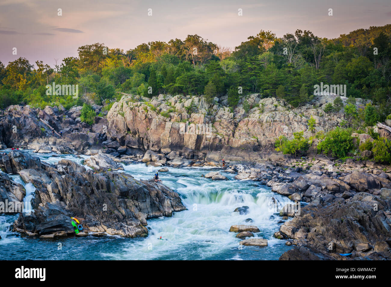 Blick auf Stromschnellen im Potomac River bei Sonnenuntergang an der Great Falls Park, Virginia. Stockfoto