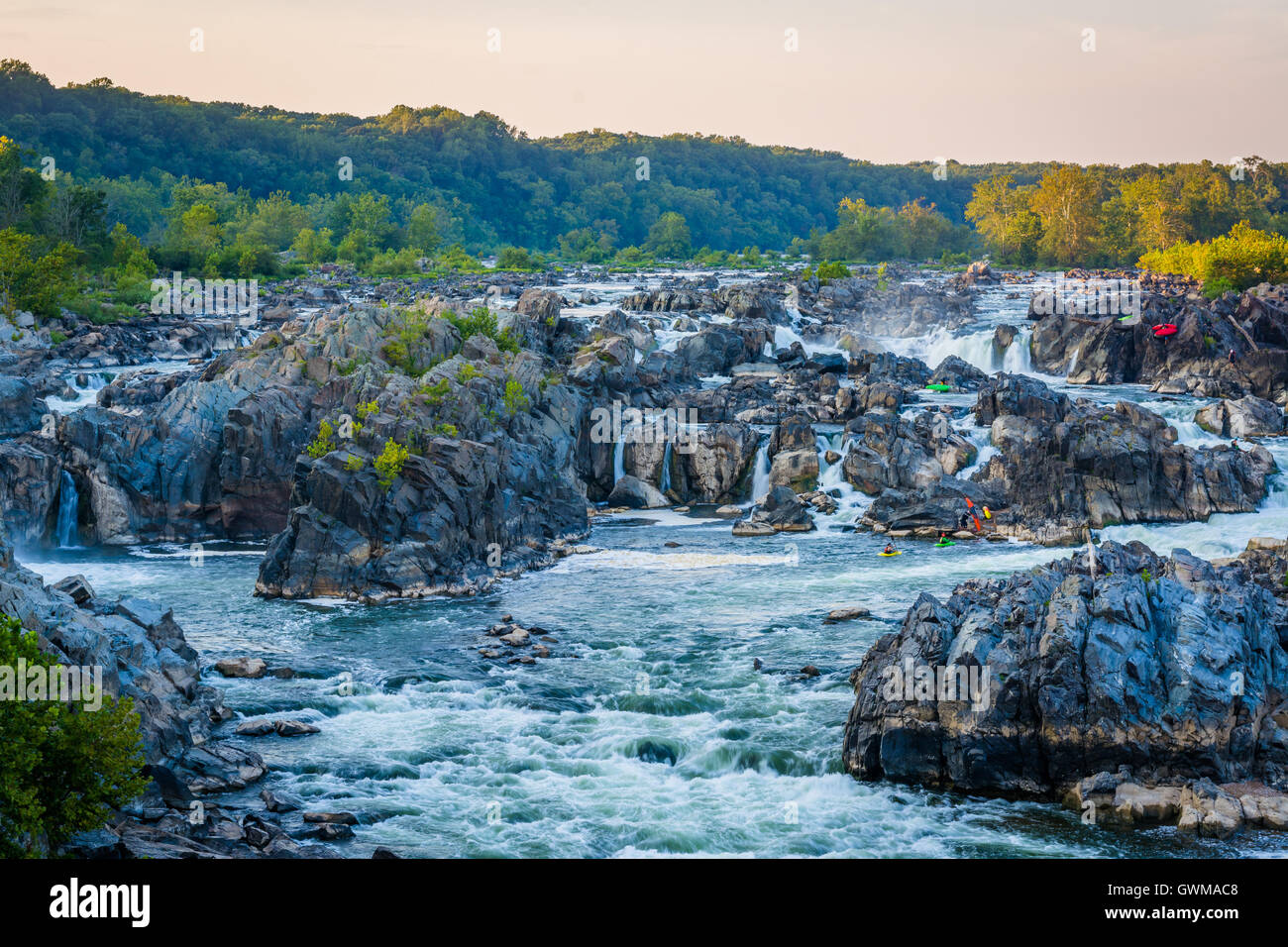 Blick auf Stromschnellen im Potomac River bei Sonnenuntergang an der Great Falls Park, Virginia. Stockfoto