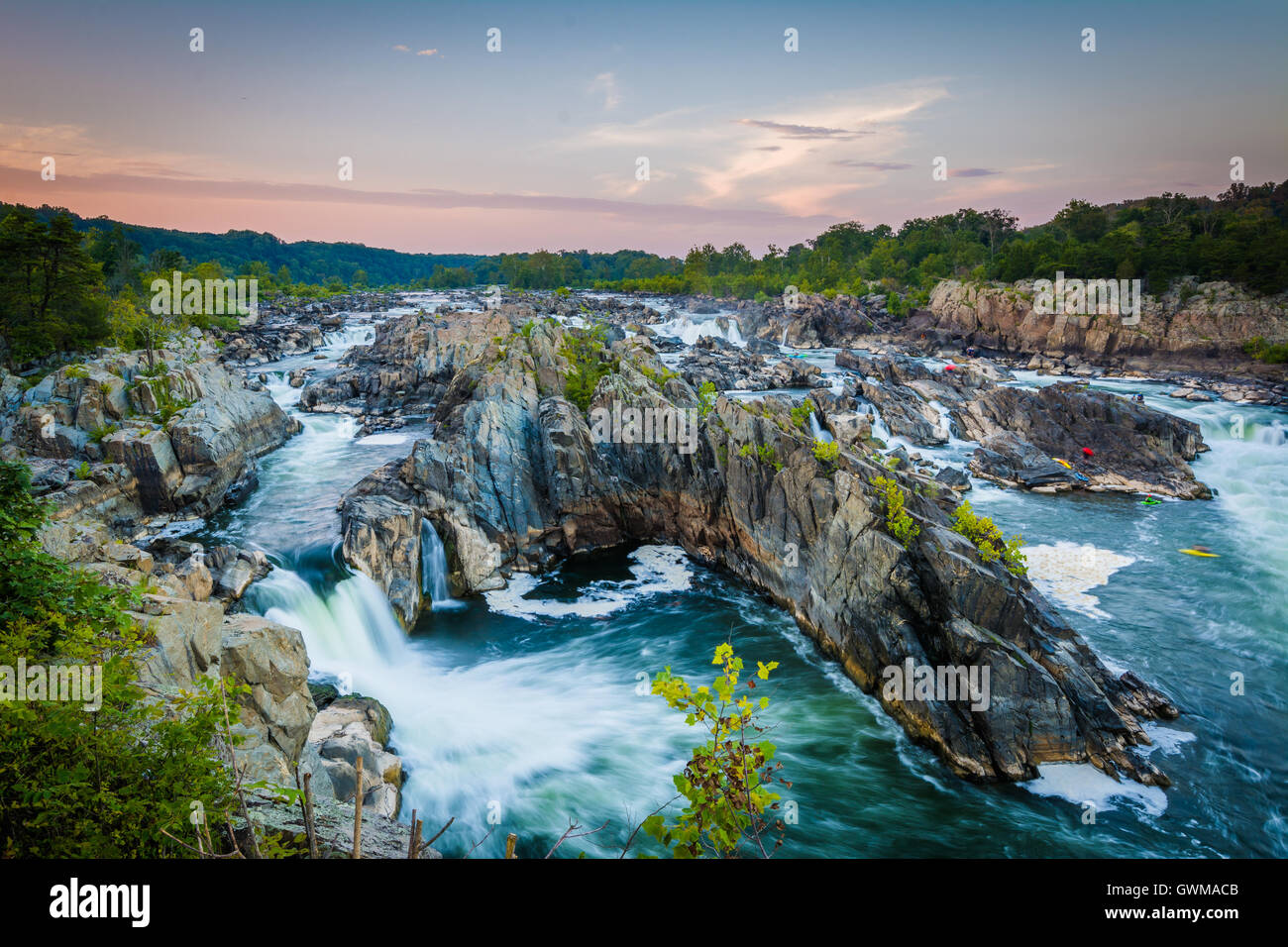 Blick auf Stromschnellen im Potomac River bei Sonnenuntergang an der Great Falls Park, Virginia. Stockfoto