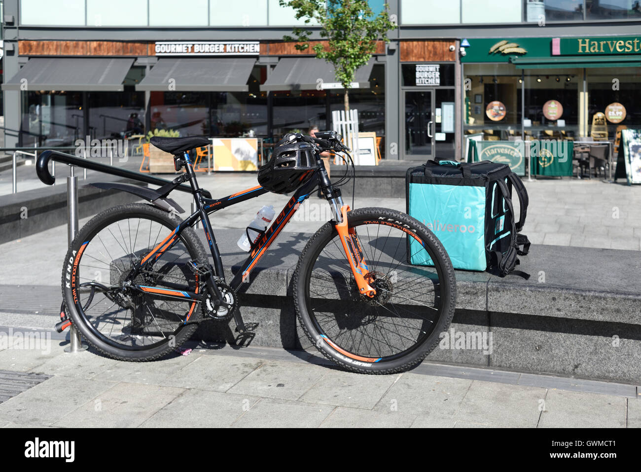 Deliveroo Food Zustelldienste Kurier. Stockfoto