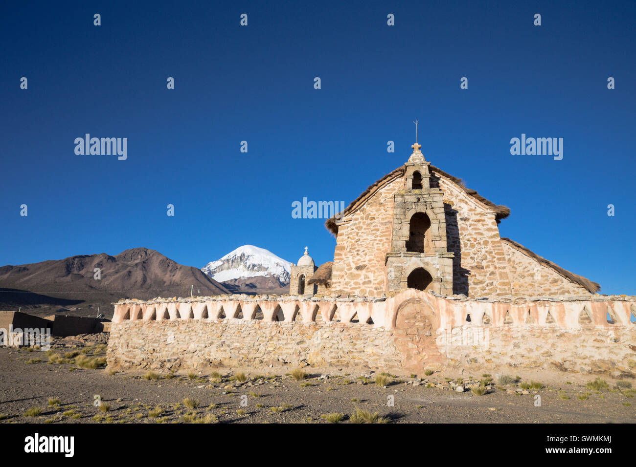 Kirche in der Sajama Nationalpark, Bolivien Stockfoto