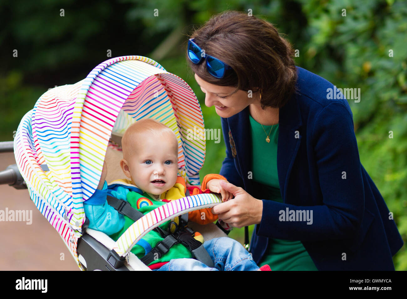 Junge Berufsttige Mutter und formale Bro-Outfit zu Fu mit ihrem Baby in bunte  Kinderwagen. Mutter und Kind im Kinderwagen Stockfotografie - Alamy