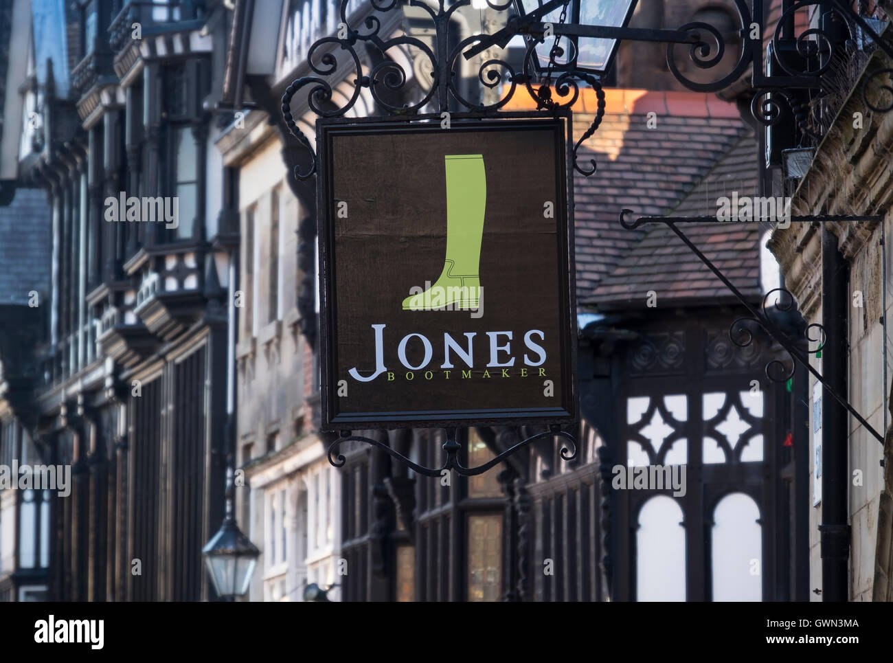 Jones Schuhmacher Ladenschild auf die mittelalterlichen Zeilen, Chester, Cheshire, England, Vereinigtes Königreich Stockfoto