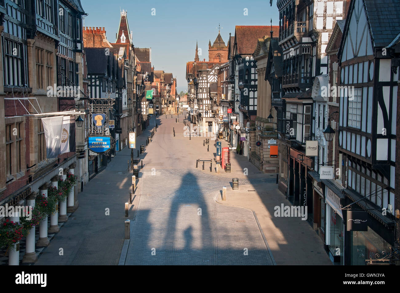 Die mittelalterlichen Zeilen auf Eastgate Street, Chester, Cheshire, England, UK Stockfoto