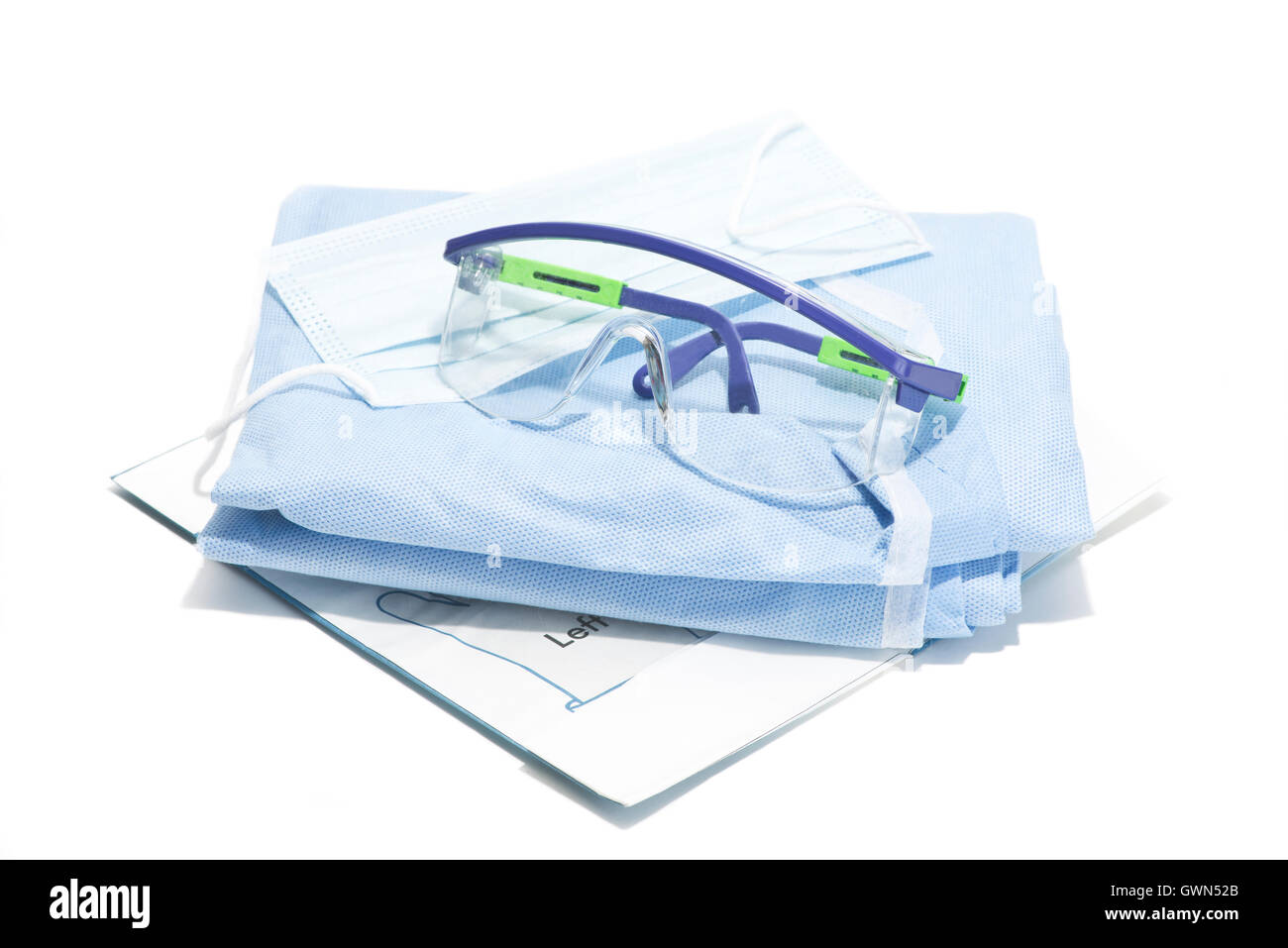 Handschuhe, Maske, Kleid und Schutzbrille für den Personenschutz bei chirurgischen Eingriffen. Stockfoto
