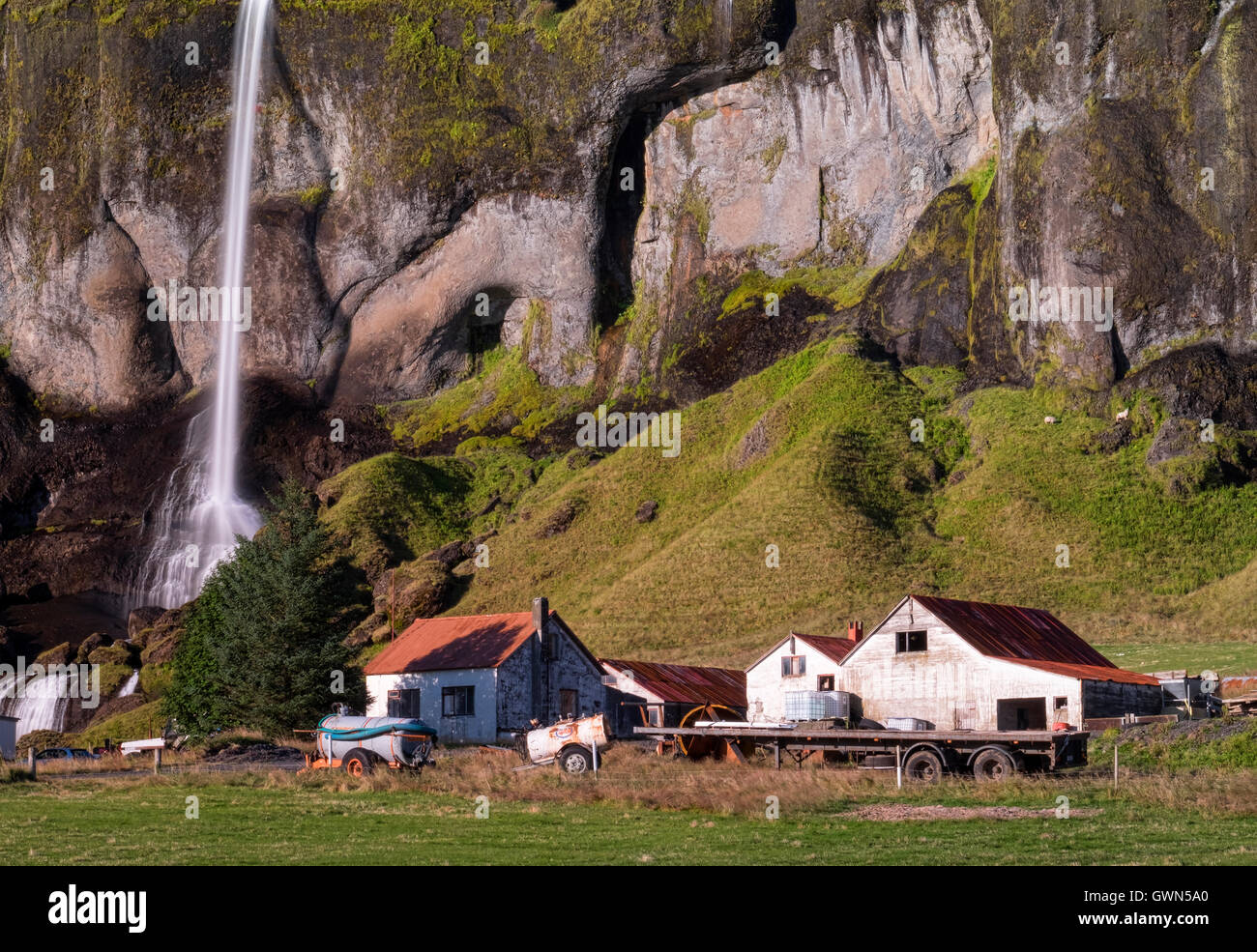 FOSS Sidu Wasserfall & Bauernhaus, Dverghamrar, in der Nähe von Kirkjubaejarklaustur Süden Islands Stockfoto