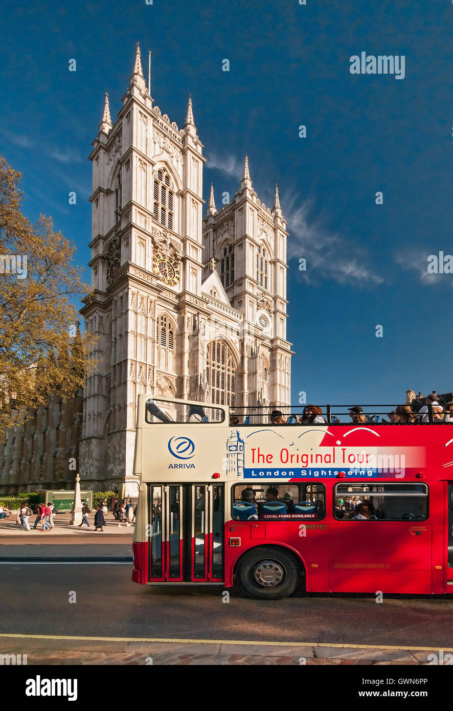 London-Sightseeing-Bus vor Westminster Abbey, London, England, UK Stockfoto