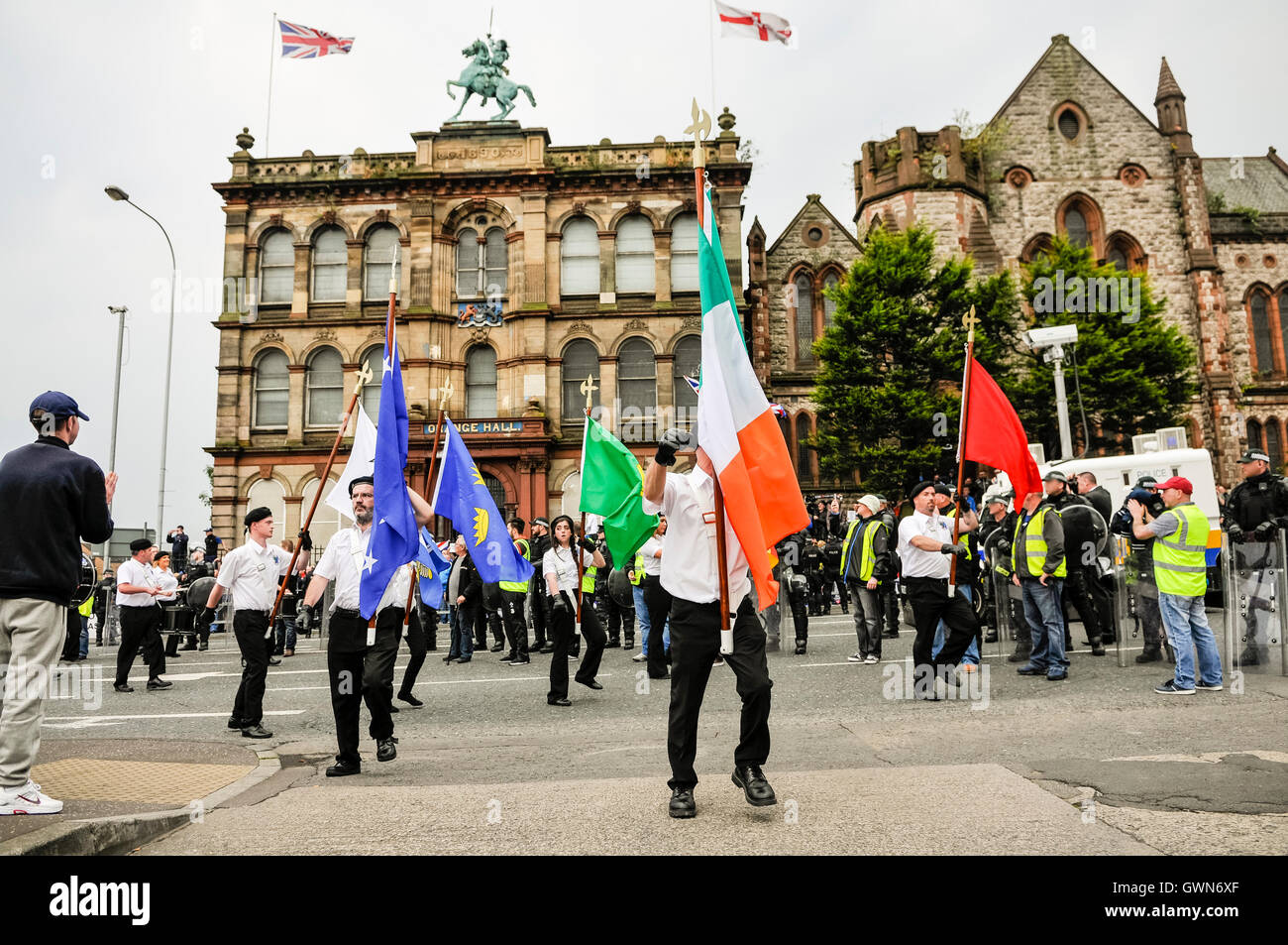 Belfast, Nordirland. 23. August 2015 - parade republikanischen Netzwerk für die Einheit der vorbei Orange Haupthalle Belfasts während einer Gedenkfeier für United Ire Henry Joy McCracken Stockfoto