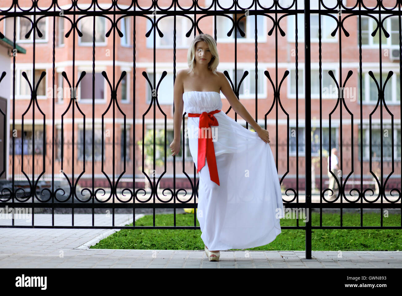 Dame im weißen Kleid im Sommer Straße Stockfoto