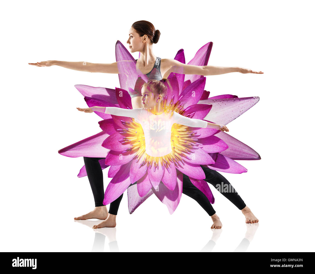 Doppelbelichtung von Mutter mit Tochter tut Yoga Übung und Lotus Blume auf weißem Hintergrund Stockfoto