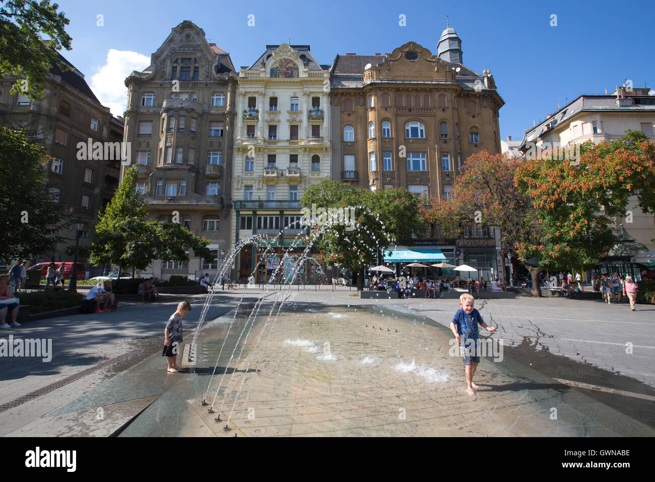 Neueste Platz,, "Main Zoll Platz", wo Händler ihre Produkte in der angrenzenden Grand Markthalle, Budapest, Ungarn verkaufen Stockfoto