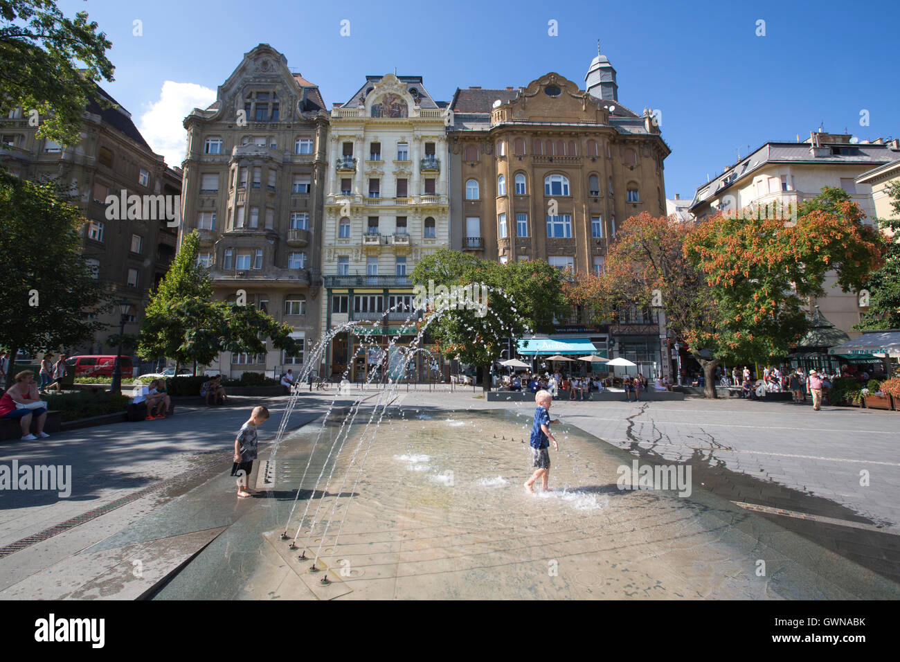 Neueste Platz,, "Main Zoll Platz", wo Händler ihre Produkte in der angrenzenden Grand Markthalle, Budapest, Ungarn verkaufen Stockfoto