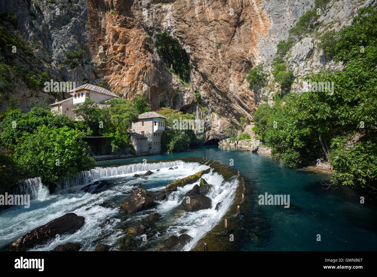 Die karstige Quelle des Flusses Buna in Blagaj und Derviche Kloster (Tekke). Bosnien - Herzegowina. Stockfoto