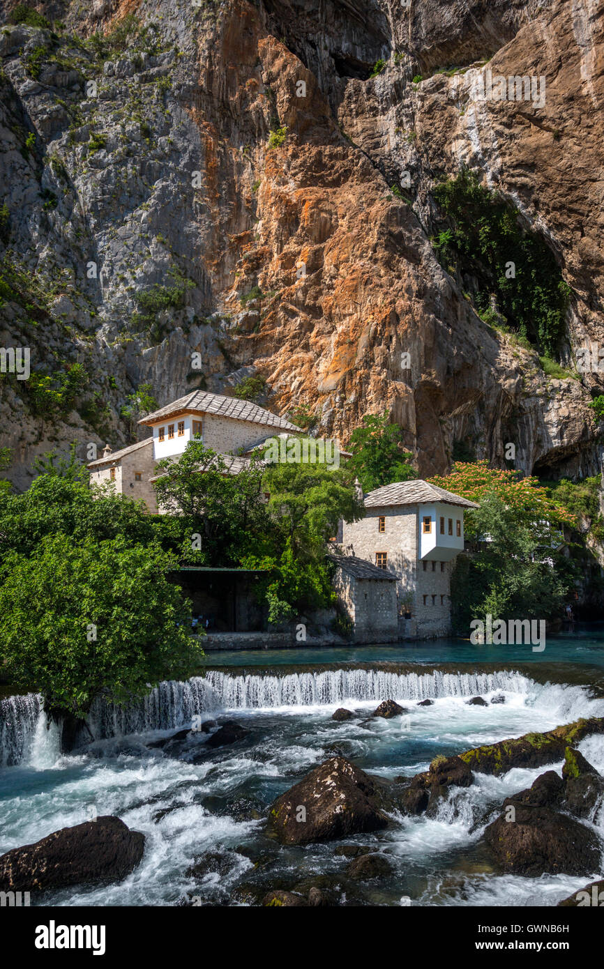 Die karstige Quelle des Flusses Buna in Blagaj und Derviche Kloster (Tekke). Bosnien - Herzegowina. Stockfoto