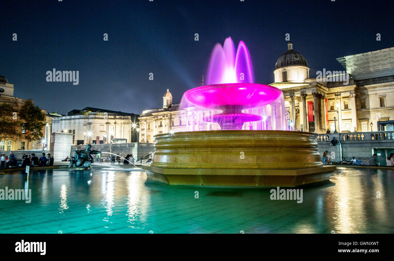 Der Brunnen bei Nacht Trafalgar Square London UK Stockfoto